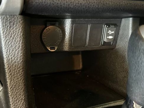 Used 2018 Toyota Corolla LE FWD image 33
