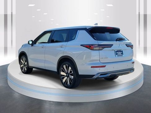 Used 2025 Mitsubishi Outlander SE image 4