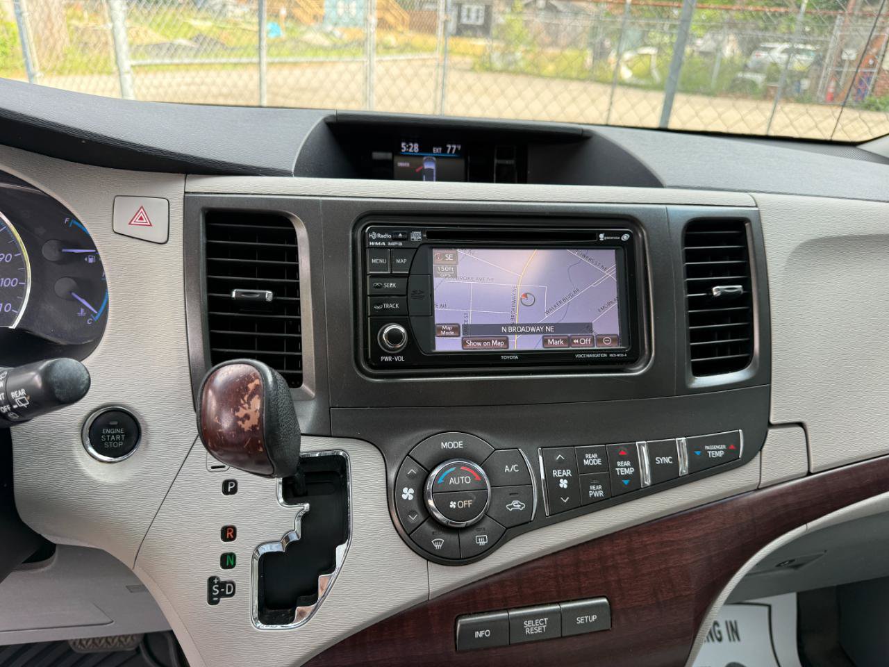 Used 2013 Toyota Sienna XLE w/ Entertainment Pkg FWD image 16