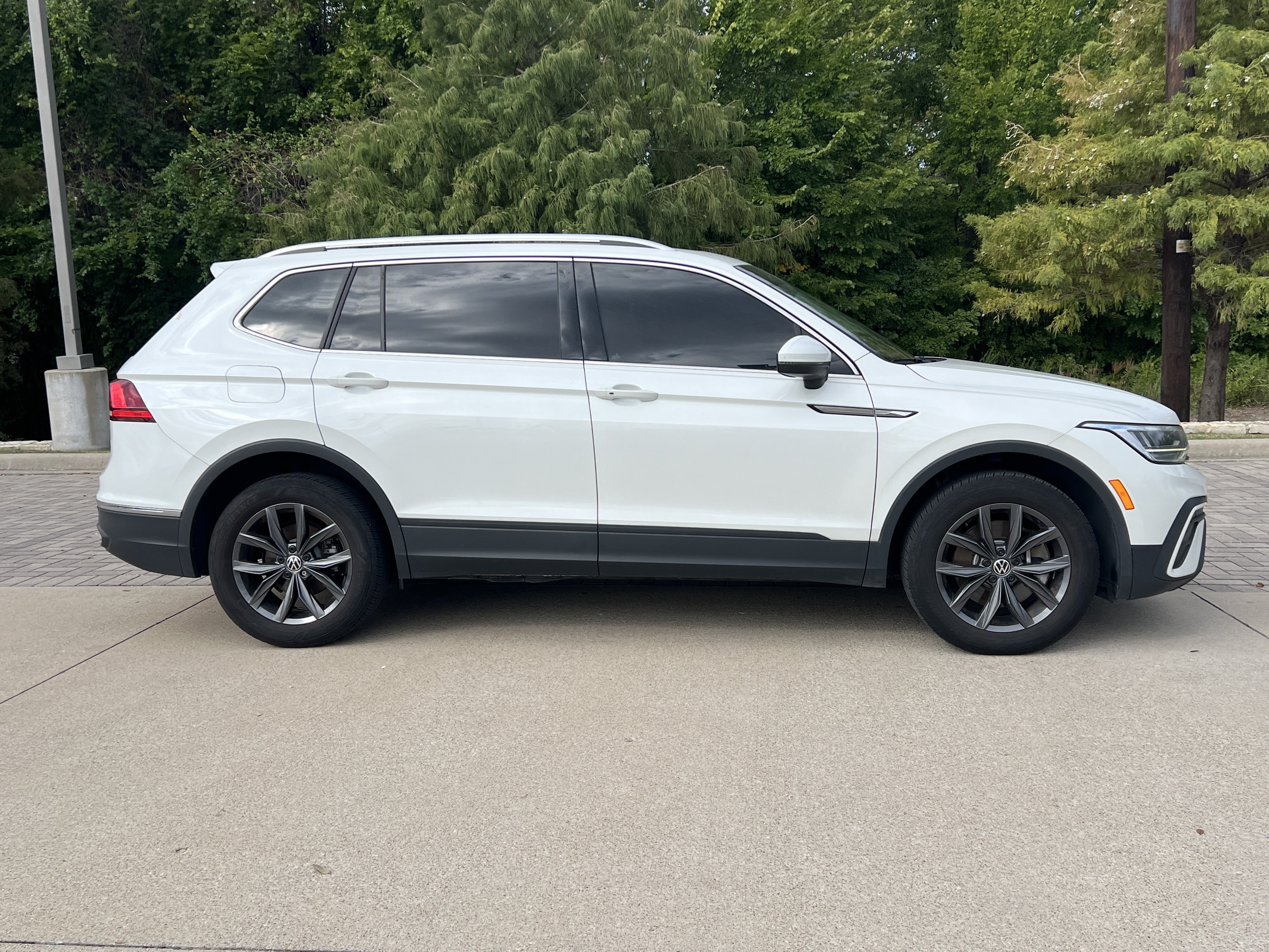 Used 2023 Volkswagen Tiguan SE w/ Panoramic Sunroof Package FWD image 9