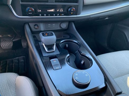 Used 2025 Nissan Rogue SV image 43