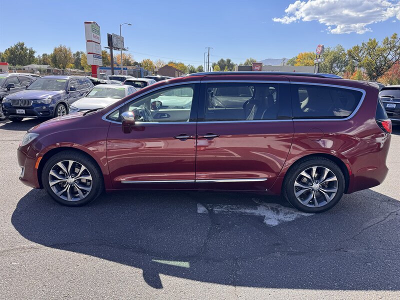 Used 2018 Chrysler Pacifica Limited w/ Advanced Safetytec Group FWD image 4