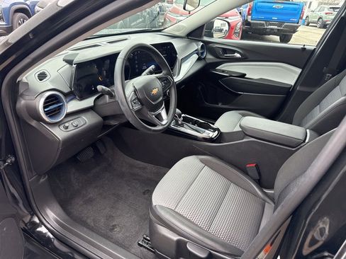 Used 2025 Chevrolet Trax LT w/ LT Convenience Package image 17