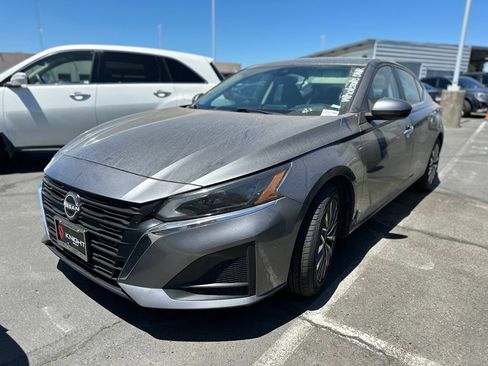 Used 2023 Nissan Altima 2.5 SV FWD image 2