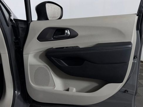 Used 2023 Chrysler Pacifica Touring-L FWD image 30