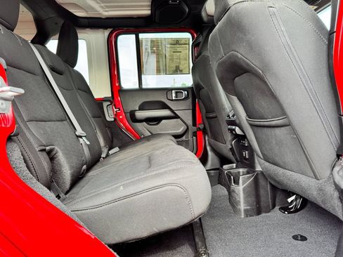 Used 2018 Jeep Wrangler Unlimited Sahara AWD/4WD image 14