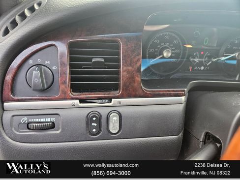 Used 2011 Lincoln Town Car Signature L image 15