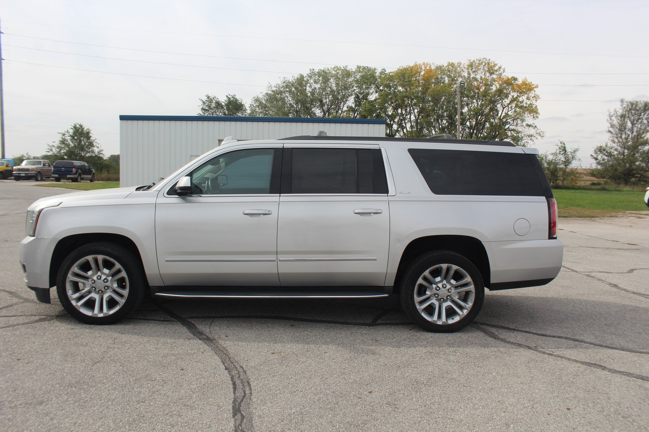Used 2016 GMC Yukon XL SLE AWD/4WD image 2
