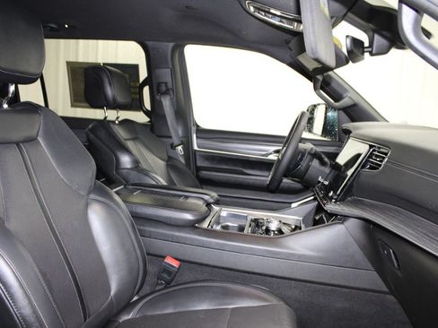 Used 2023 Jeep Wagoneer L Series III w/ Preferred Equipment Group AWD/4WD image 38