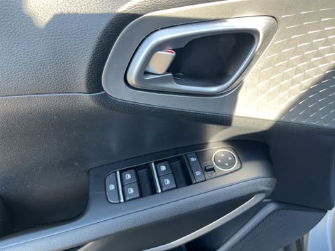 Used 2025 Kia Soul LX w/ LX Technology Package FWD image 16