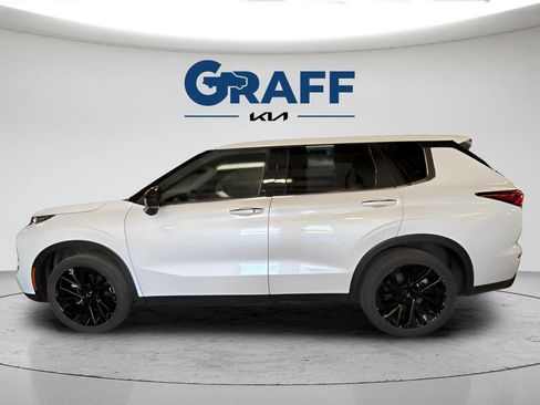 Used 2023 Mitsubishi Outlander SE Black Edition AWD/4WD image 3