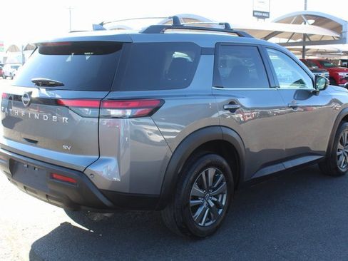Used 2023 Nissan Pathfinder SV image 3