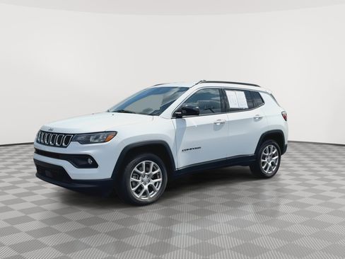 Used 2023 Jeep Compass Latitude AWD/4WD image 4
