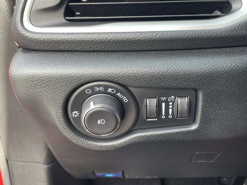 Used 2025 Chrysler Pacifica Select w/ Uconnect Theater Family Group image 19