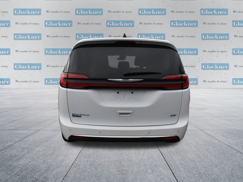 Used 2023 Chrysler Pacifica Touring-L w/ Uconnect Theater Family Group image 13
