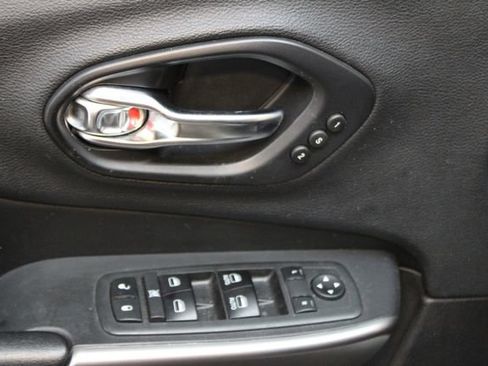 Used 2019 Jeep Cherokee Limited AWD/4WD image 17