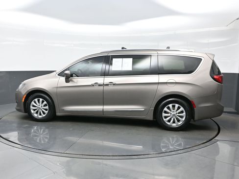 Used 2018 Chrysler Pacifica Touring-L Plus w/ Advanced Safetytec Group FWD image 3