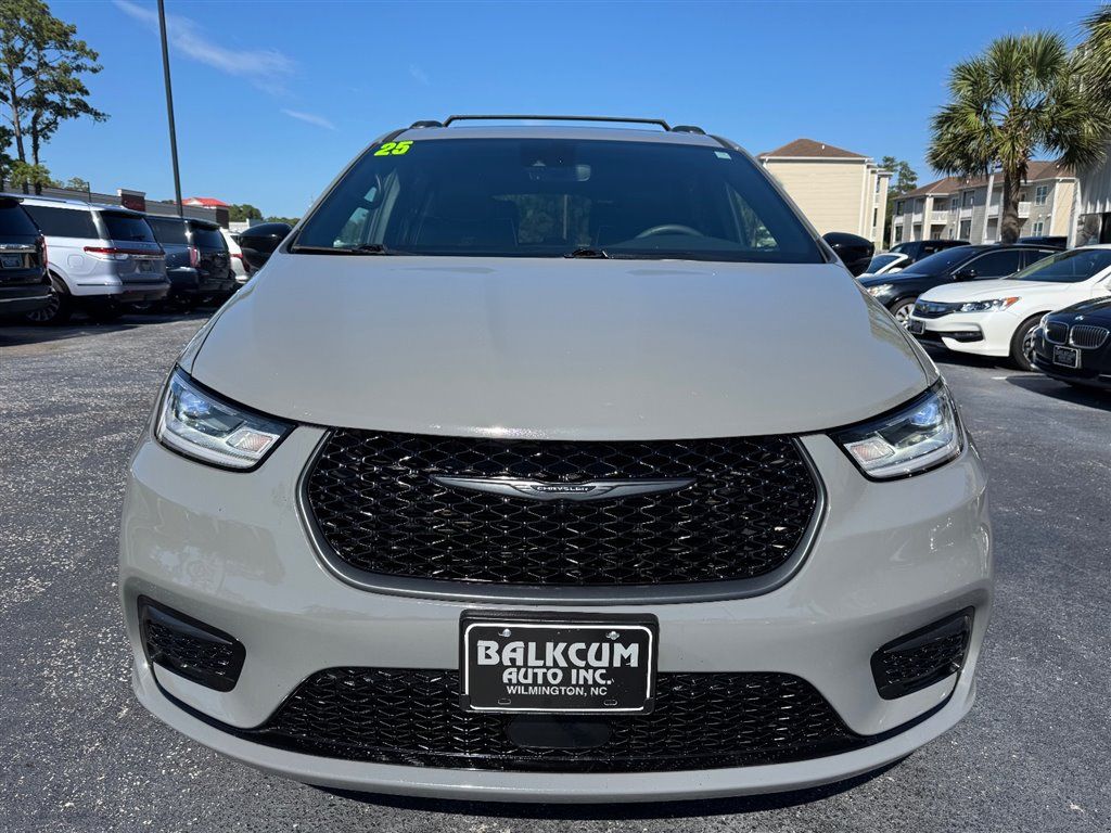 Used 2025 Chrysler Pacifica Limited FWD image 3