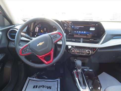 Used 2025 Chevrolet Trax LT w/ Driver Confidence Package image 15