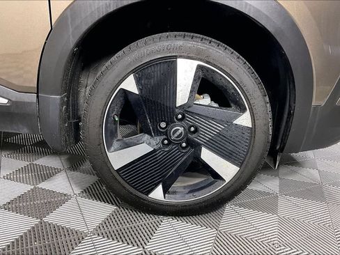 Certified 2025 Nissan Kicks SR FWD image 10