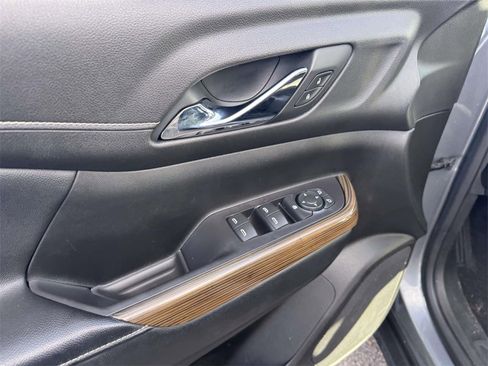 Used 2020 GMC Acadia SLE image 12