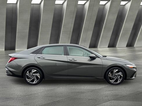 Used 2024 Hyundai Elantra Limited image 3