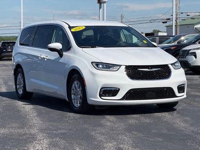 Used 2023 Chrysler Pacifica Touring-L