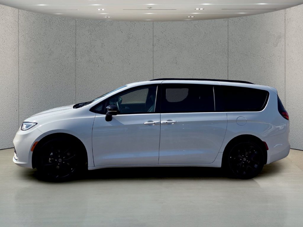 Used 2025 Chrysler Pacifica Limited FWD image 2