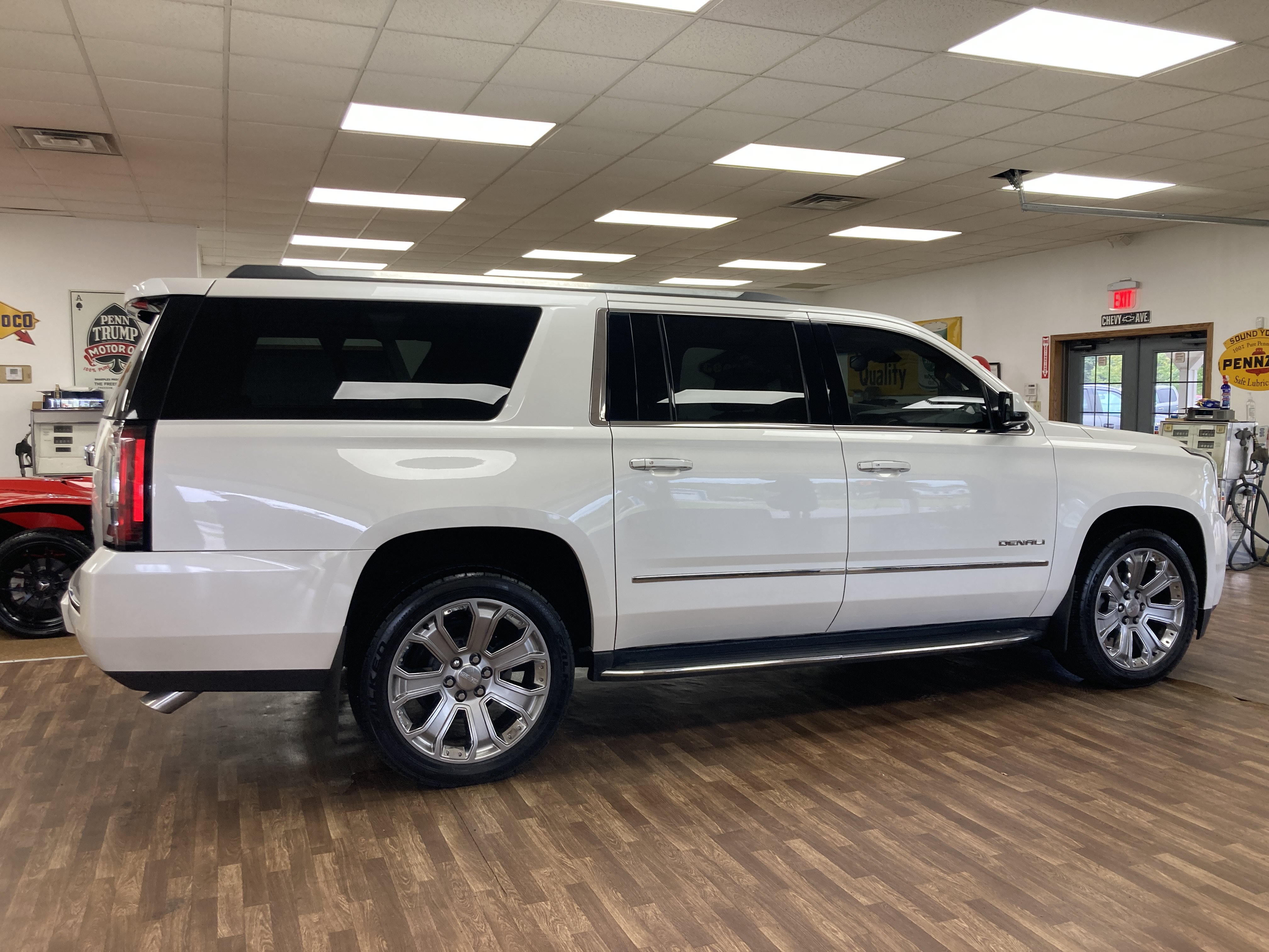 Used 2021 GMC Yukon SLT w/ SLT Premium Package AWD/4WD image 5