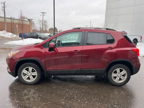 Used 2022 Chevrolet Trax LT w/ LT Convenience Package image 7