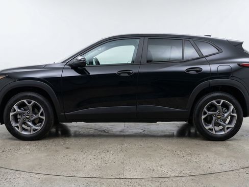 Used 2025 Chevrolet Trax LT image 5