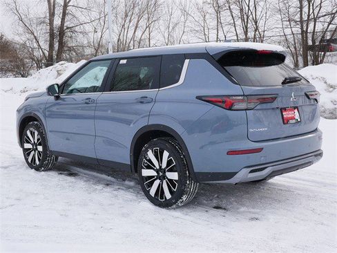 New 2025 Mitsubishi Outlander SE image 2