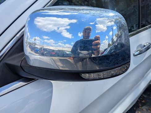 Used 2017 Jeep Grand Cherokee Limited w/ Luxury Group II image 4