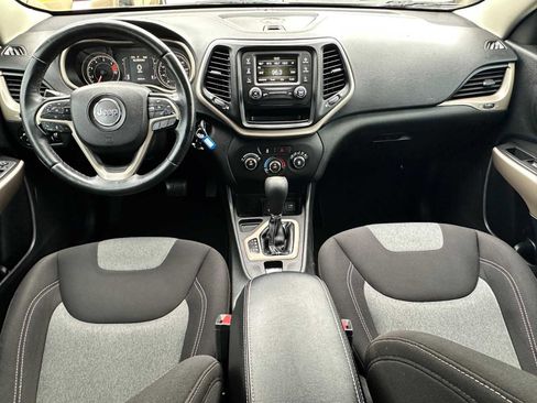 Used 2018 Jeep Cherokee Latitude w/ Altitude Package FWD image 20