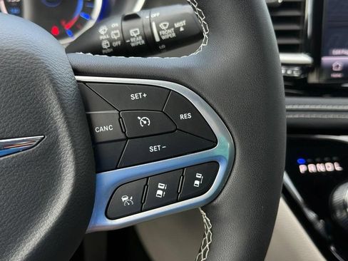 Used 2024 Chrysler Pacifica Limited FWD image 17