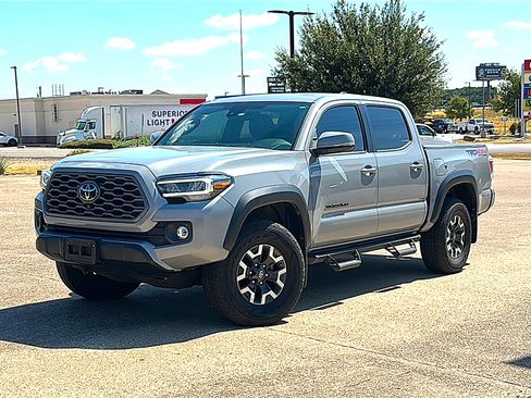 Used 2021 Toyota Tacoma TRD Off-Road w/ TRD Premium Off Road Package AWD/4WD image 2