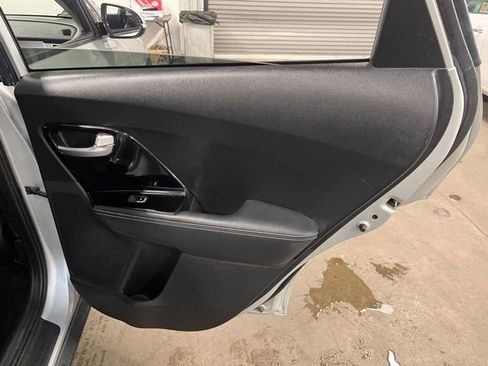 Used 2018 Kia Niro EX image 15