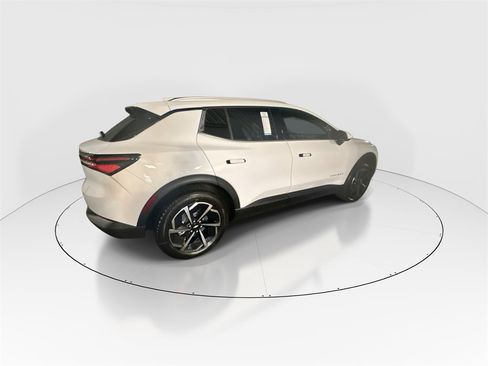 New 2026 Chevrolet Equinox EV LT image 8