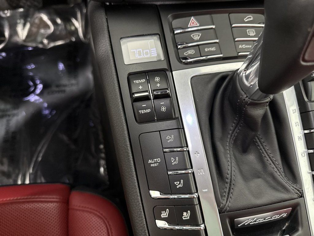 Certified 2021 Porsche Macan AWD/4WD image 31