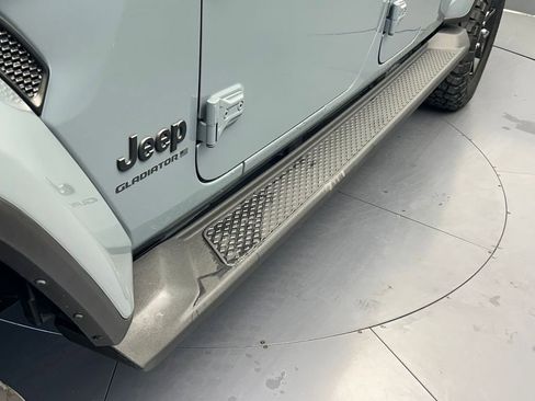 Used 2025 Jeep Gladiator Sport AWD/4WD image 32