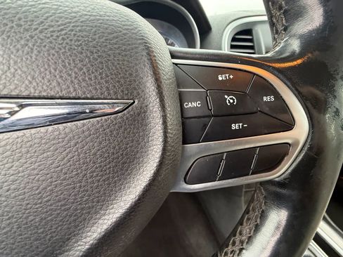 Used 2018 Chrysler 300 Limited image 16