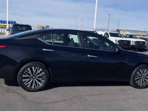 Used 2025 Nissan Altima 2.5 SV image 2