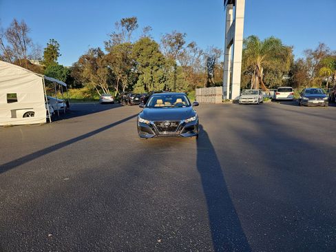 Used 2021 Nissan Sentra SV w/ SV Premium Package image 2