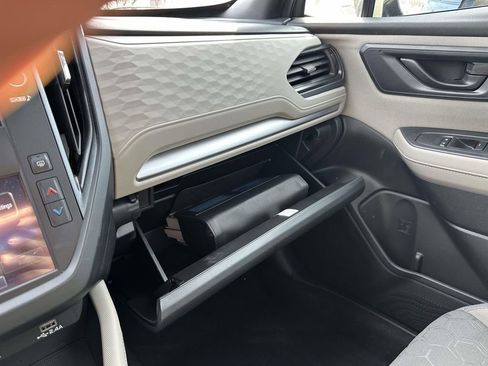 Used 2025 Subaru Forester AWD/4WD image 16