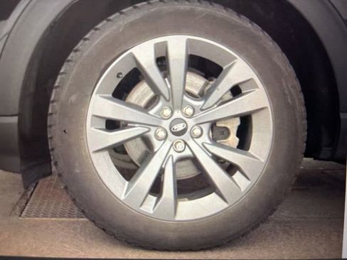 Used 2024 Ford Explorer XLT w/ Equipment Group 202A AWD/4WD image 15