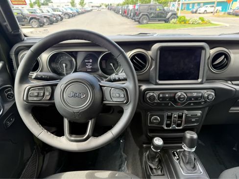 Used 2023 Jeep Wrangler Unlimited w/ Sun & Screen Package AWD/4WD image 18