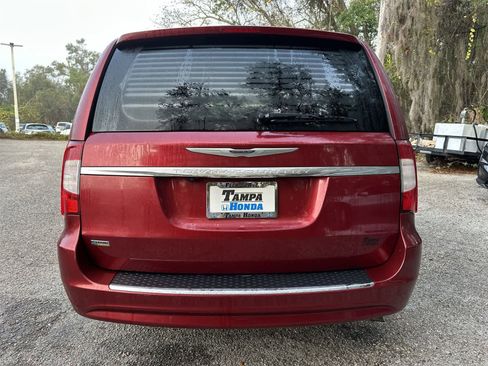 Used 2016 Chrysler Town & Country Touring image 5