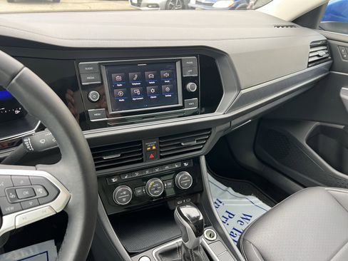 Used 2024 Volkswagen Jetta SE w/ Panoramic Sunroof Package image 18