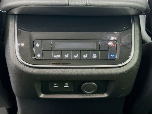 Used 2025 Nissan Armada SV image 38