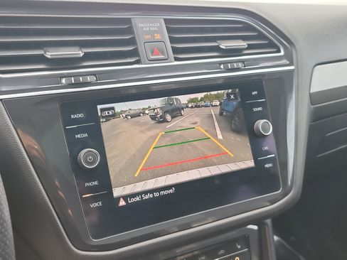 Used 2022 Volkswagen Tiguan SE R-Line image 24